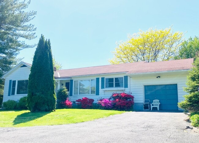 Bright & Breezy 3BR Ranch Ulster Park - Bright & Breezy 3BR Ranch Ulster Park House