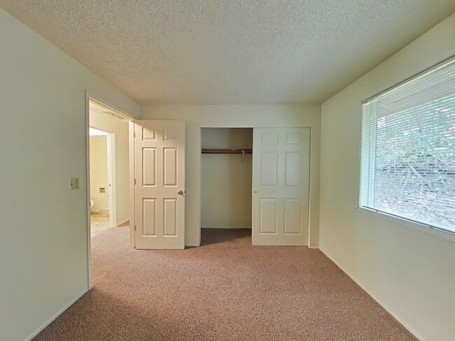 Photo - FALL SPECIAL ~ $1010 OFF FIRST MONTH RENT Unidad 2995 NW Glenridge