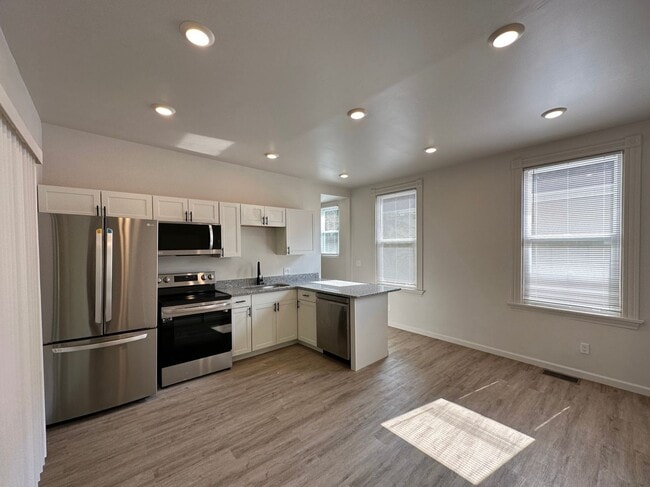 Building Photo - 6 Bed/2 Bath w/Ample Parking Mins. from UC...