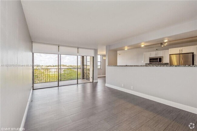 Building Photo - 105 Lake Emerald Dr Unit 503 Rental