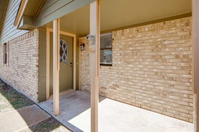Photo - JUNE SUBLEASE!!!! Adorable 3 Bedroom 2 Bathroom Home with Yard and 2 Car Garage!