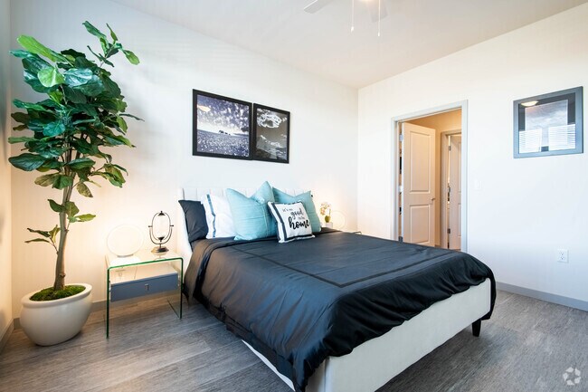 2BR, 2BA - 1057SF