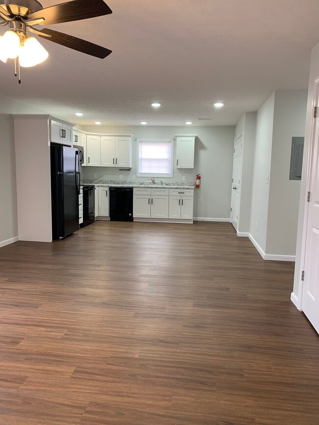 Building Photo - 152 School Side Dr Unit 152a School Side Dr.