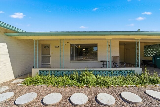 Building Photo - Spacious 3 Bed in Dreamland Villa | Corner Lot + Circular Drive