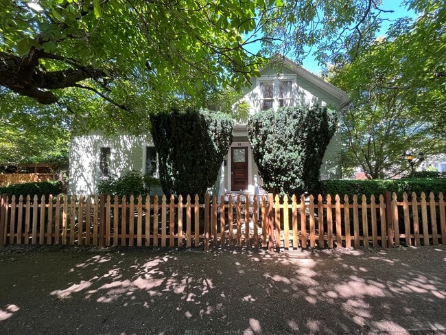 Building Photo - Historic Farmhouse 3 Bed 1 Bath + Bonus Ro...