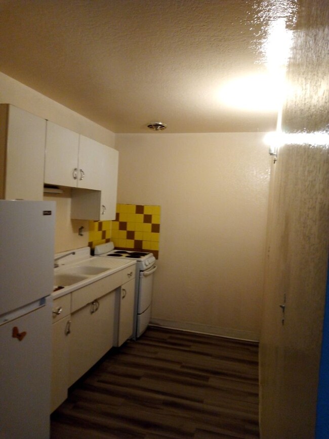 Building Photo - 1 bed, 1 Bath, July Special $400 credit Gr... Unit 4 Rental