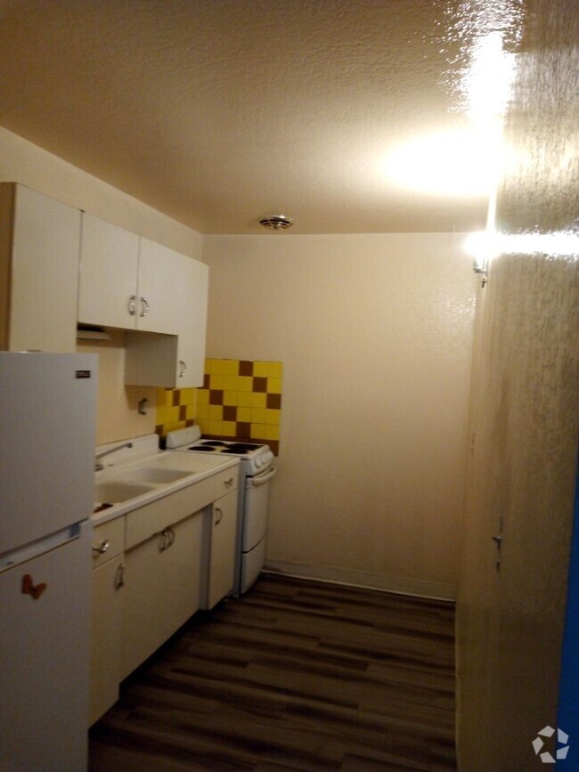 Building Photo - 1 bed, 1 Bath, 750 sqft Great Location off... Unit 4 Rental