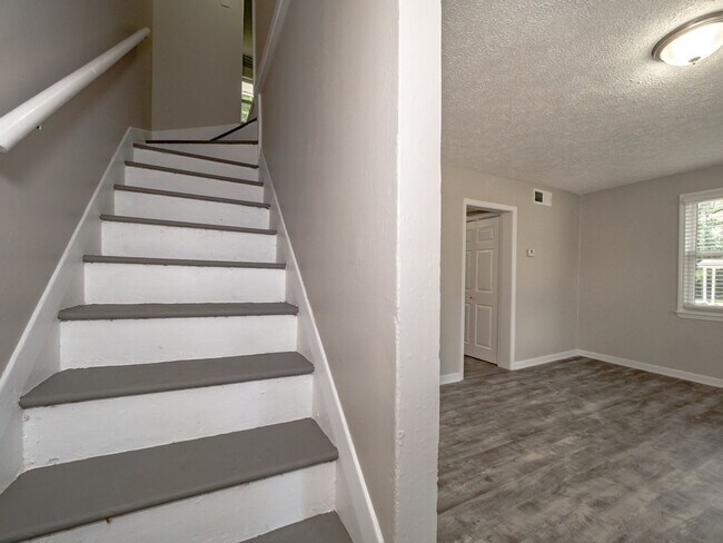 Photo - WELCOME TO THIS NEWLY RENOVATED 3-BEDROOM DUPLEX UNIT IN A STELLAR LOCATION! Unidad 3 Country Squire Court A