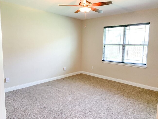 Photo - Oak Ridge Home - 3 Bed 2 Bath Home