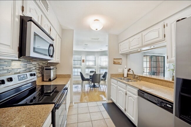 Photo - Stylish 3-Bed, 2.5-Bath Townhome with Fireplace & Move-In Ready Upgrades Unidad 801
