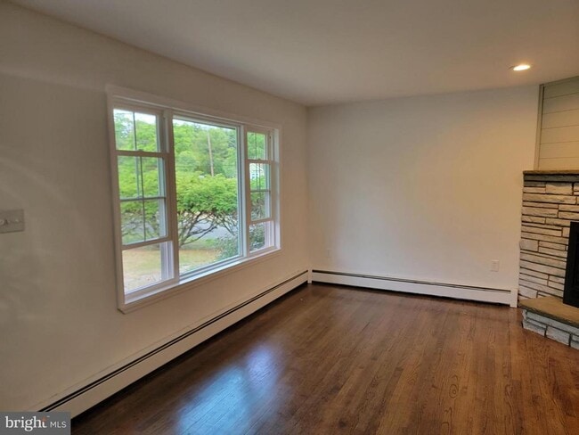 Building Photo - 1639 Perkins Ln