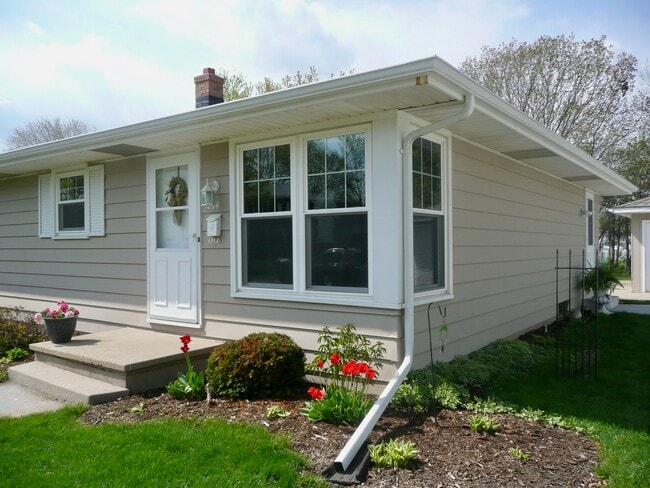 Building Photo - 1832 E Silvercrest Dr Rental