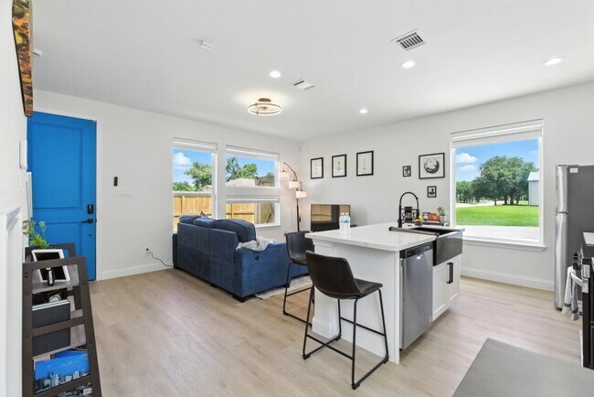 Photo - 3902 McKinley St Unit B room 1