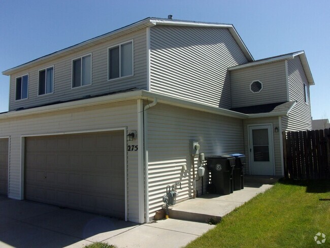 Building Photo - Fabulous Town Home