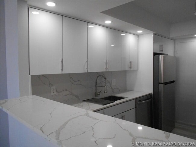 Building Photo - 1301 NE Miami Gardens Dr Unit 723W