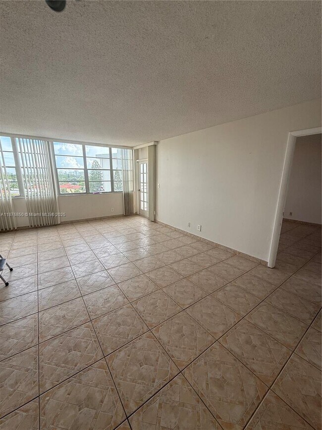 Photo - 2025 NE 164th St Unidad 806