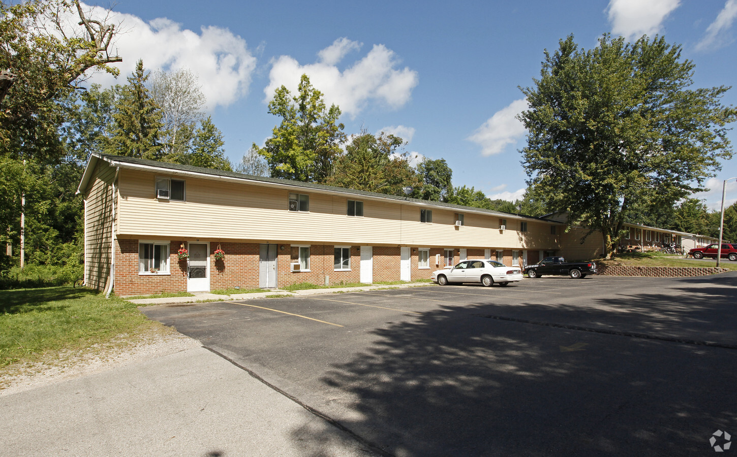225 Helen St - Montrose Manor Apartments