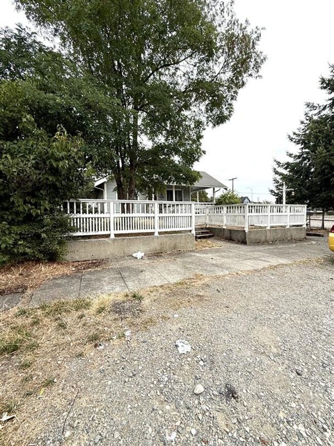 Building Photo - Stylish 2-Bed Tacoma Home