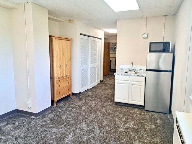 Building Photo - UNDER NEW MANAGEMENT: Spacious 1BR Efficiency w/ Tons of Storage! All-Inclusive "One Bill" Living... Unit 3959 Sheridan Ave Apt 253