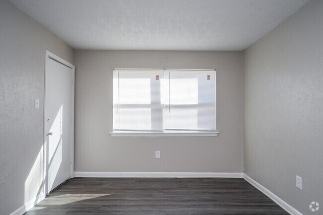 3BR, 1BA - 816SF - Living Room - Briarcliff South