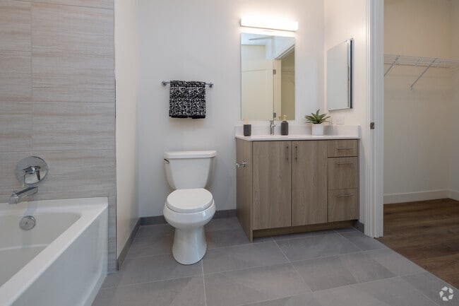 1BR, 1BA - 775SF