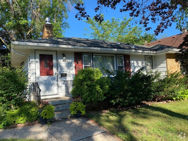 Building Photo - Charming NE Ranch w/ Two Car Garage Rental