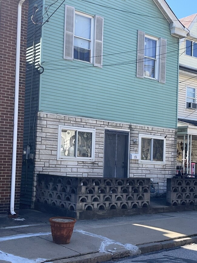 Building Photo - 2224 Spring St