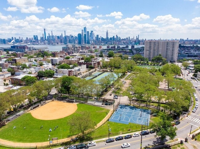 Building Photo - 605 New York Ave