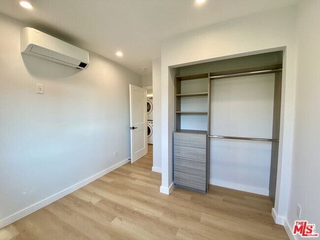 Building Photo - 3207 W 3rd St Unit 3A Rental