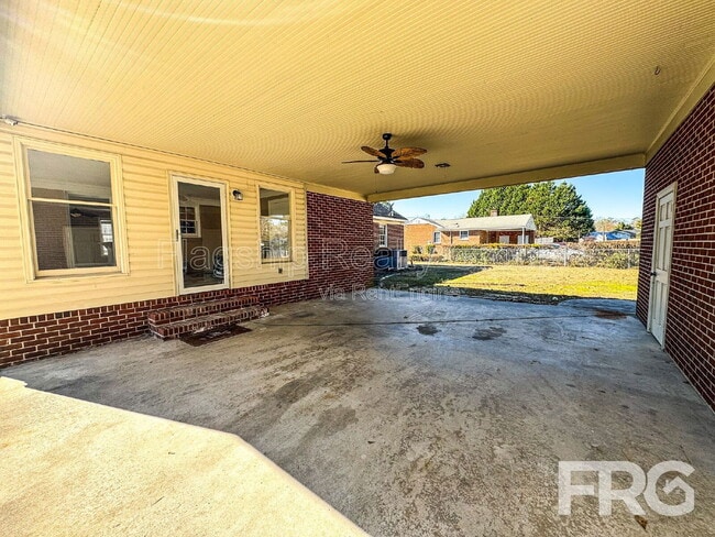 Photo - 207 Woodbine St
