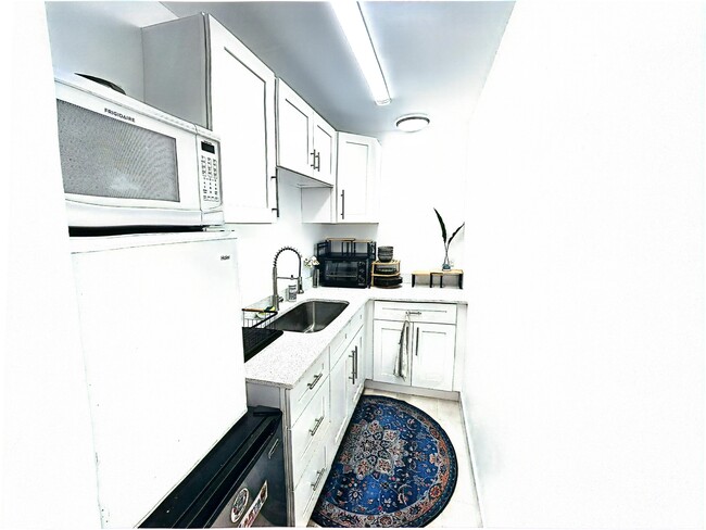 Building Photo - 903 SE 14th St Unit Studio