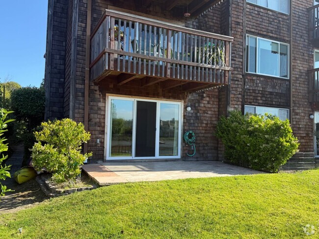 Building Photo - LARGE UPDATED TWO BEDROOM / TWO BATHROOM G... Rental