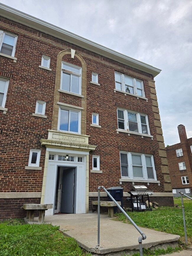 Building Photo - 131 Lawn Ave Unit 1 Rental