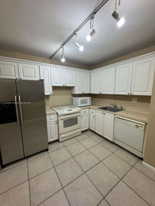 Photo - 711 N Pine Island Rd Unidad 213