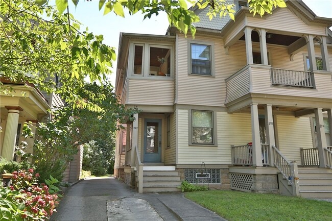 Building Photo - 290 Laburnam Crescent Rental