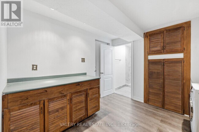 Photo - 2768 Bucklepost Crescent