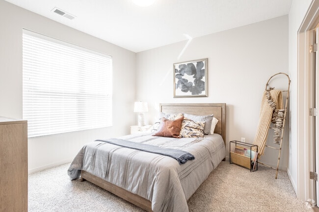 2BR, 2BA - 1055SF