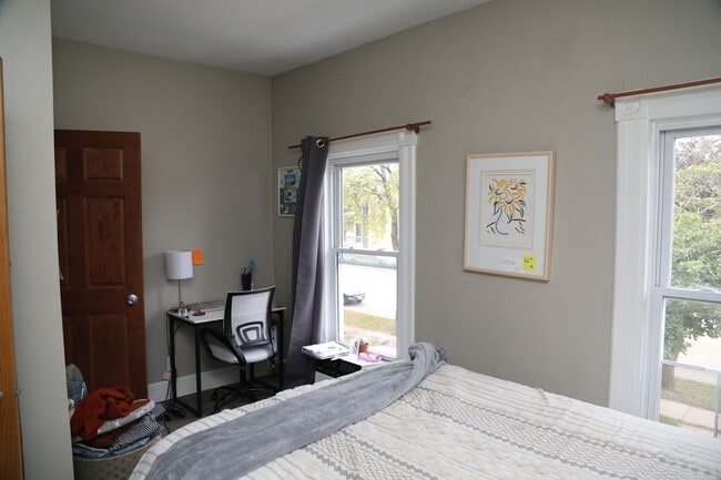 Building Photo - 3 Bedroom with Laundry and Off Street Park... Unit 411 Rental