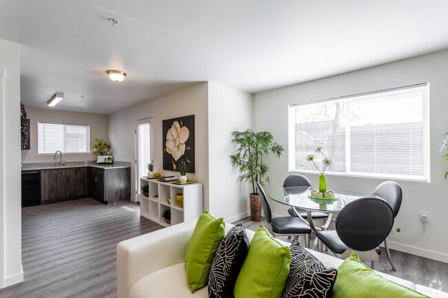 2BR, 2BA - 990 SF