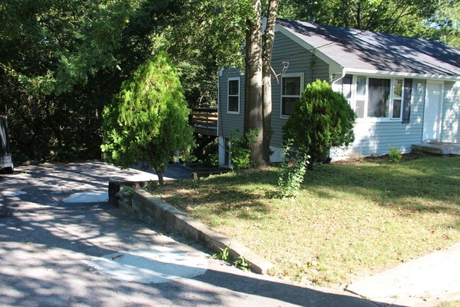 Donelson - Updated 2 bedroom 1 bath - tons of parking & storage!