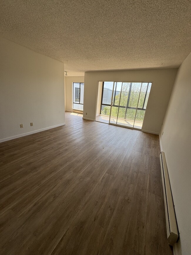 Living Space - 3 Commodore Dr Condo Unit 452