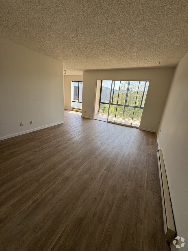 Living Space - 3 Commodore Dr Unit 452 Rental