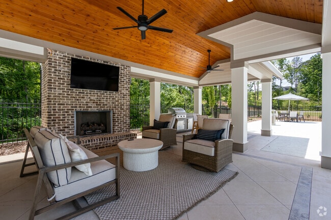 Outdoor Lounge/Grills/Fireplace