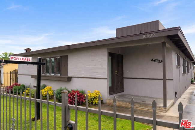 Building Photo - 10509 S Van Ness Ave Unit 1