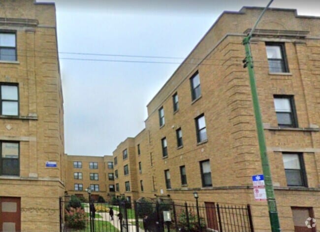 Building Photo - 2753 N Sawyer Ave Rental