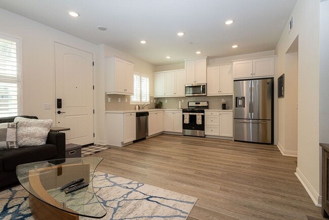 Bright and Airy Split-Level Townhouse in W... - Bright and Airy Split-Level Townhouse in W...
