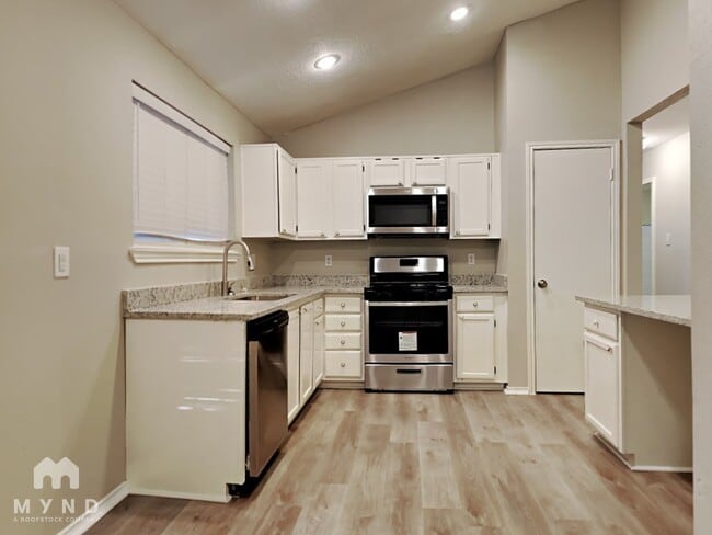 Photo - 225 Bedford Ln