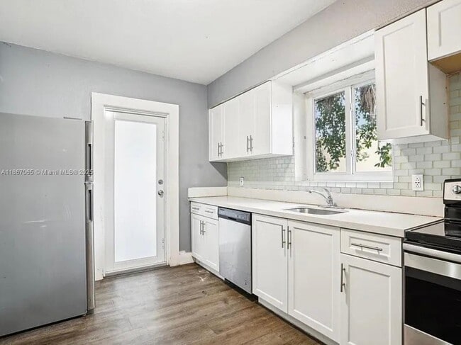 Photo - 586 NW 48th St