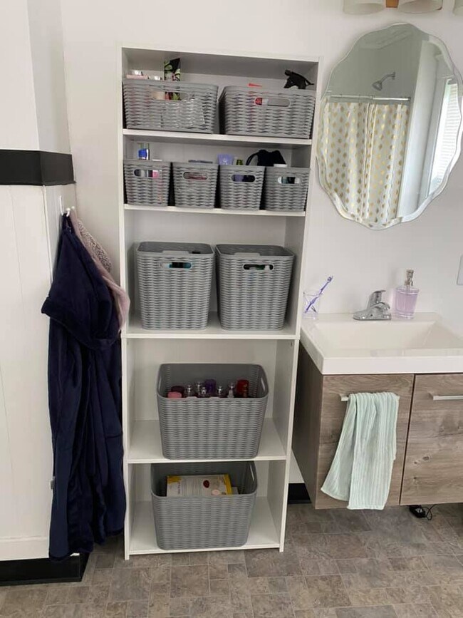 Large Bathroom - 908 N Harrison St