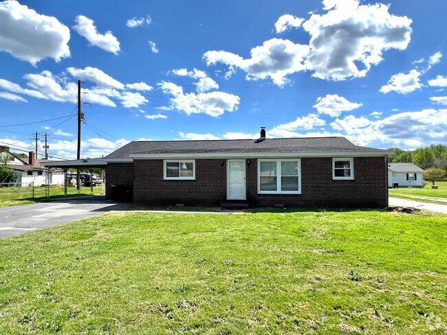 Building Photo - 4 Bedroom 2 Bathroom Home Located in Empor...